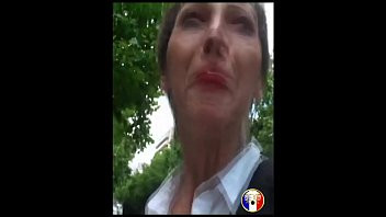 Play Carole, cougar gourmande et salope rencontrée dans la rue