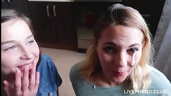 Play PLAN À 3 AVEC LES VOISINS DANS LA CUISINE COMMUNE DE L'HÔTEL