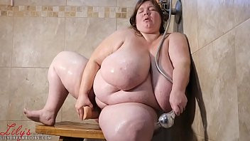 Play Lexxxi Luxe cums with shower head