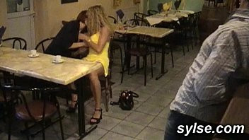 Play Exhib strapon au port et partouze au restau entre MILFs
