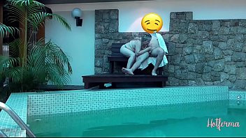 Play Patrão convida empregada para a piscina mas não resistiu a gostosa