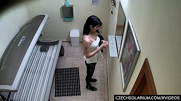 Play Voyeur TEEN Lady Rubbing her Pussy