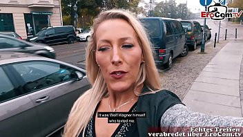 Play Deutsche Frau schleppt eine Frau ab zu einem Lesbensex EroCom Date