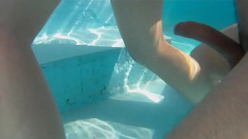 Play Follando piscina leche en su culo creampie big ass