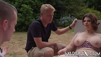 play MARISKAX Busty Lucia Love screws the landscapers