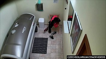 play Girl playing with her pussy in solarium
