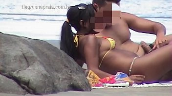 Play Casal fazendo sexo na praia publica. Morena novinha gostosa